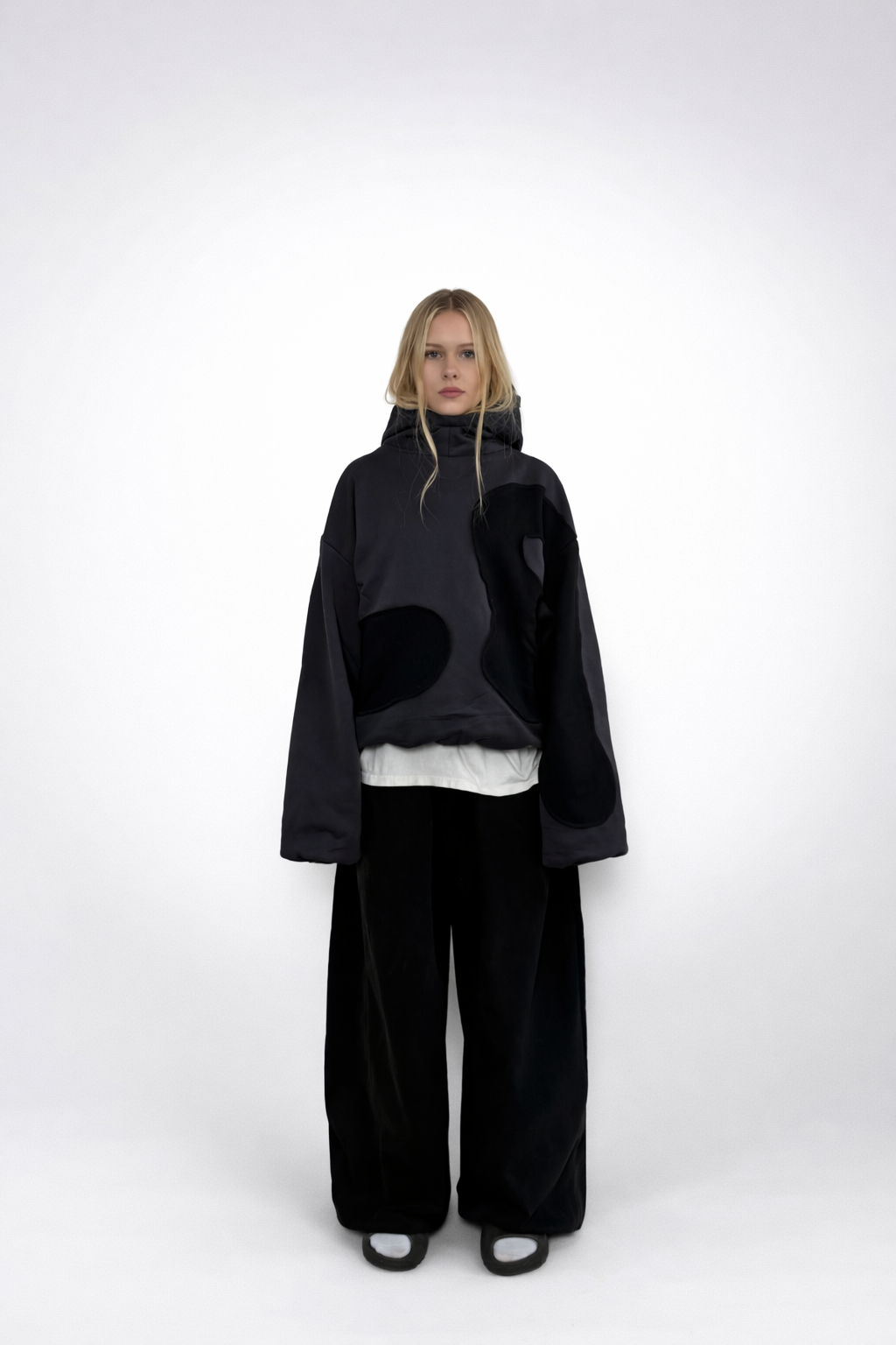 "MAEGY" HOODIE BLACK