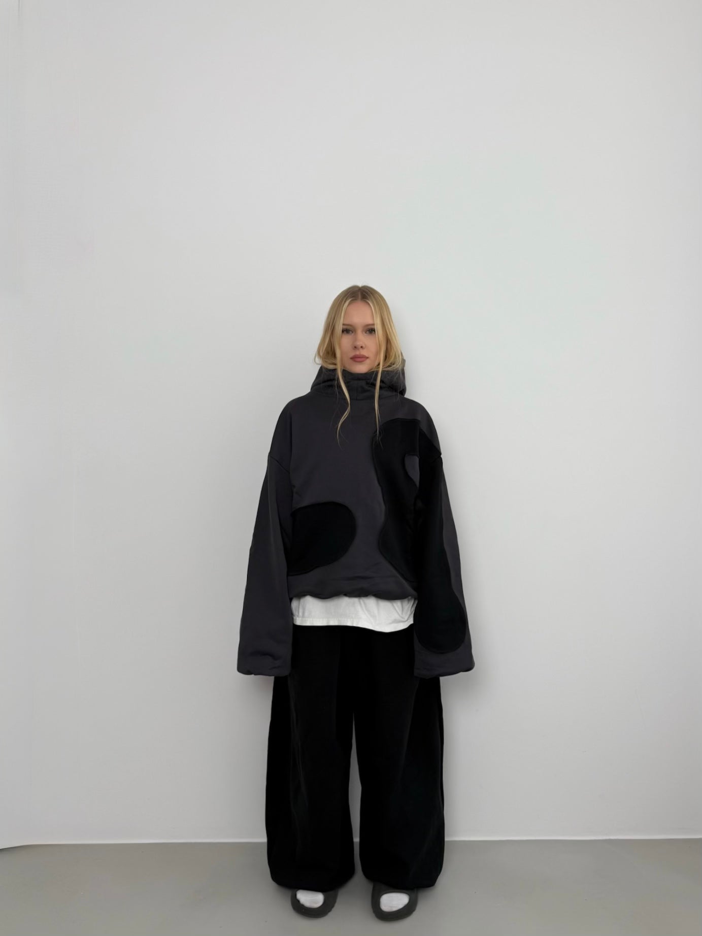 "MAEGY" HOODIE BLACK