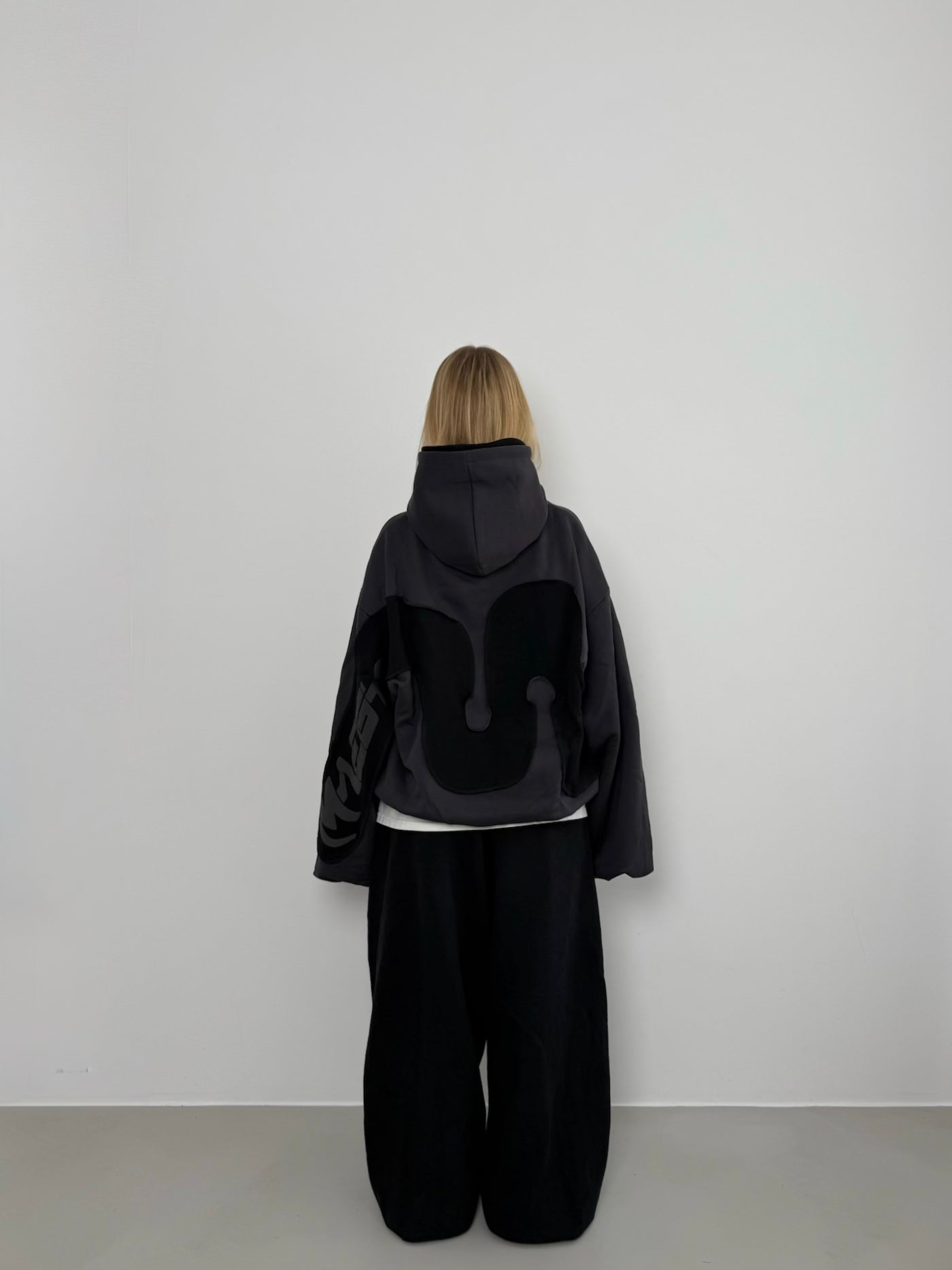 "MAEGY" HOODIE BLACK