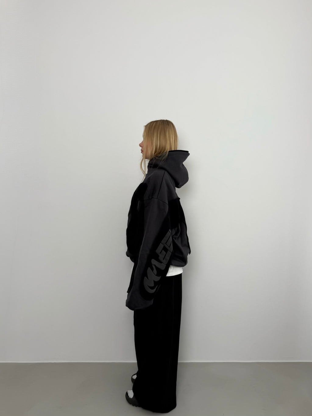 "MAEGY" HOODIE BLACK